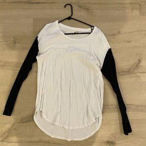 UO FEATHERS BW SCOOPE LS TEE